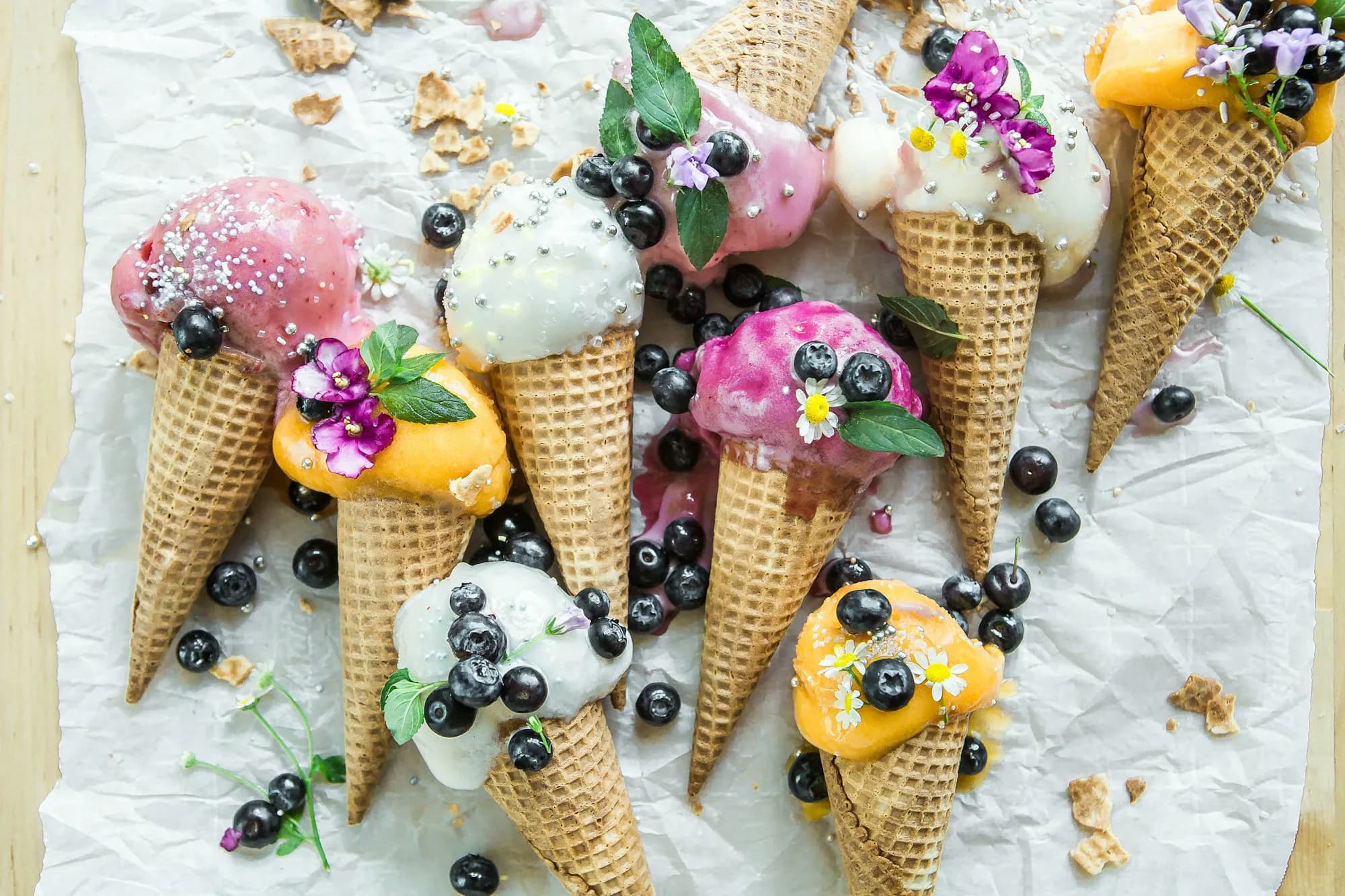 Veganes Eis mit frischen Früchten